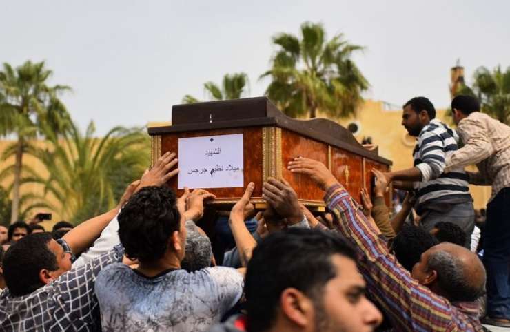 V napadu na avtobus s koptskimi kristjani v Egiptu najmanj 20 mrtvih