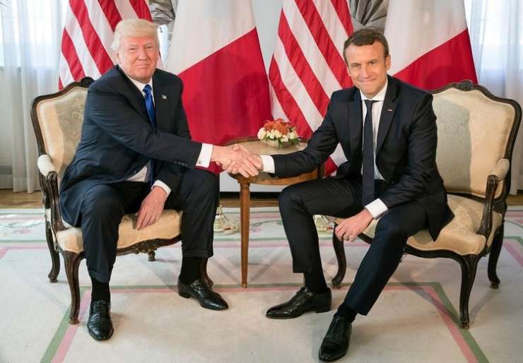 VIDEO: Trump in Macron tekmujeta, kdo močneje stisne roko