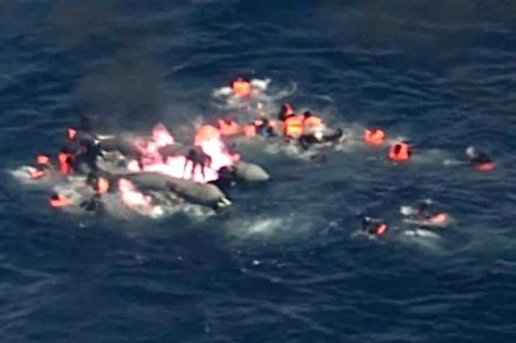 Ko so snemale kamere, je migrantski čoln nenadoma zagorel (VIDEO)
