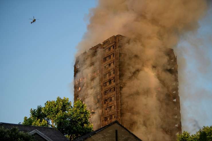 Požar v Londonu terjal najmanj 17 žrtev; iskanje pogrešanih prekinjeno