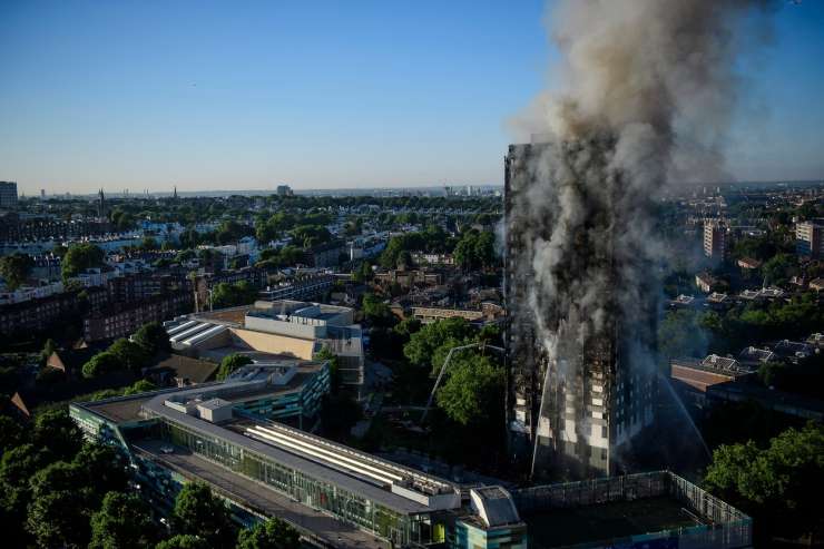 FOTO in VIDEO: V goreči londonski stolpnici tudi smrtne žrtve