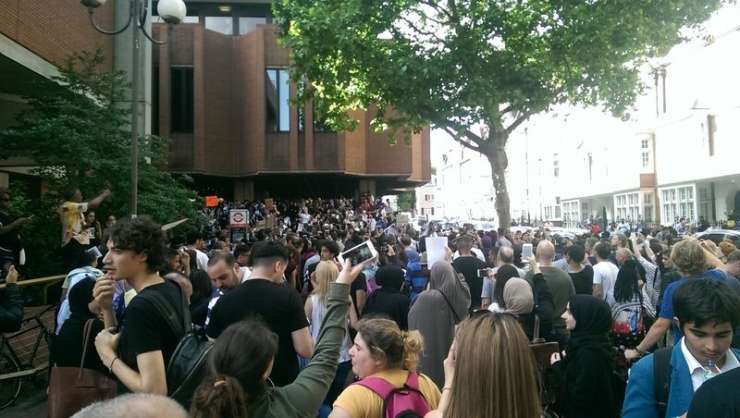 Besni protestniki v Londonu vdrli v v poslopje lokalnih oblasti