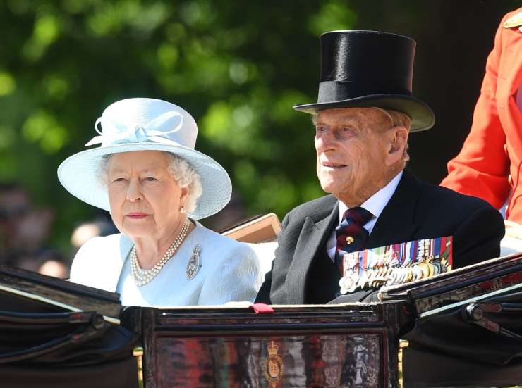 Po seriji tragedij letos manj vesel rojstni dan britanske kraljice