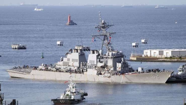 V trčenju ameriškega rušilca z japonsko ladjo umrlo več vojakov