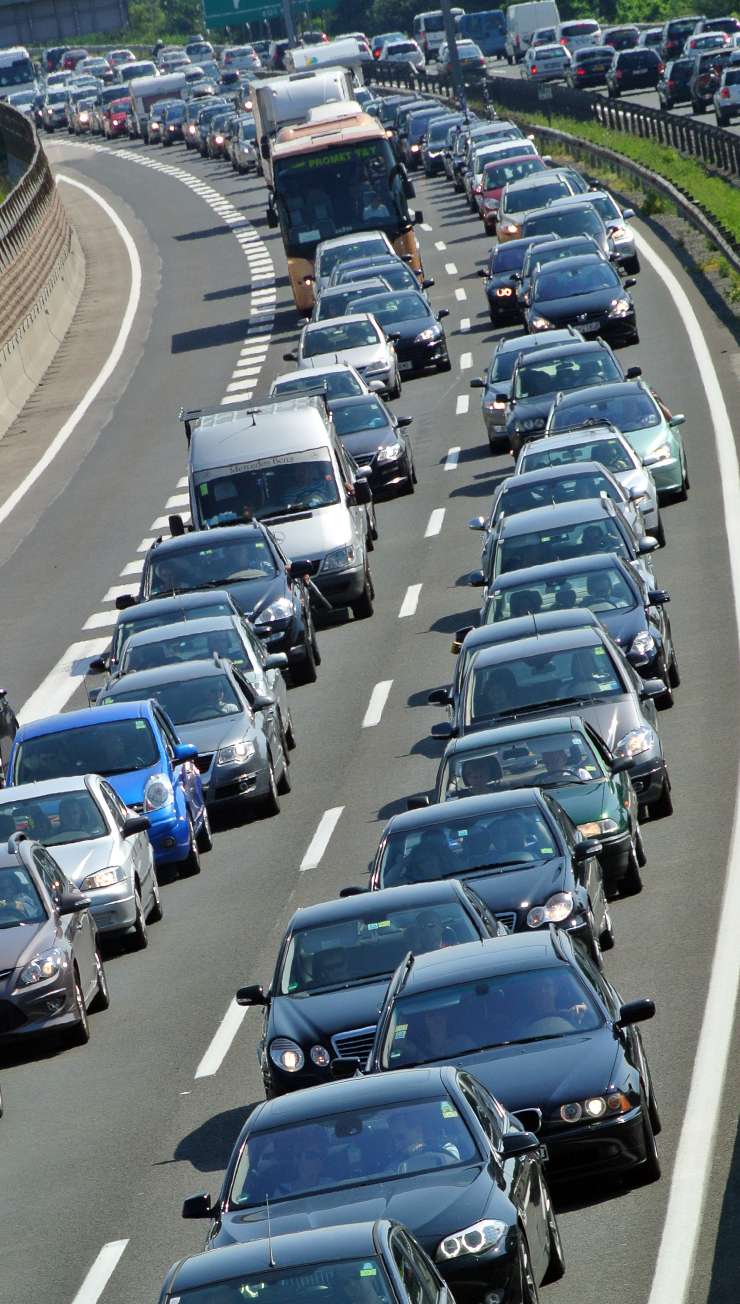 Gneča in zastoji na primorski avtocesti; promet na cestah pojenja
