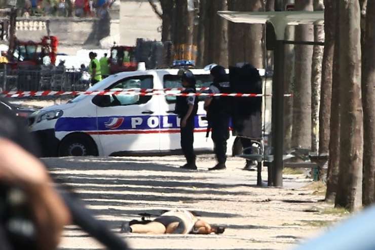 V Parizu avto treščil v policijski kombi in zagorel, voznik je pri tem umrl