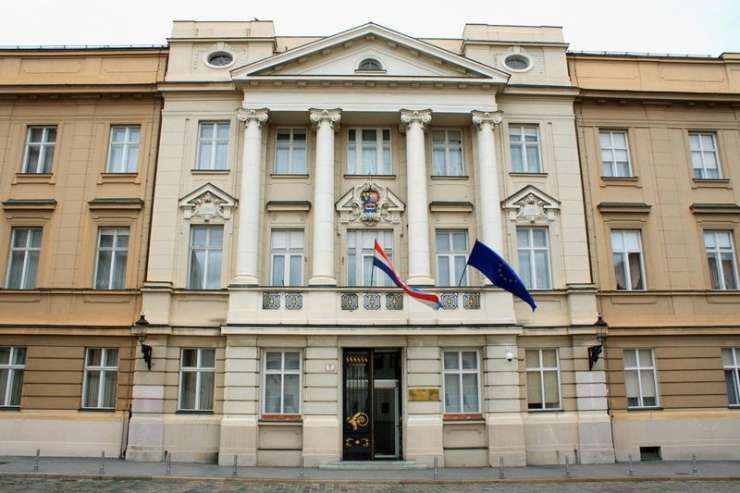 Jezni otočani na brisačah ležijo pred hrvaškim saborom