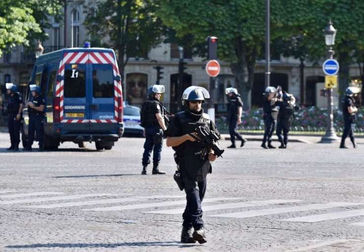 Francoska policija pridržala sorodnike napadalca z Elizejskih poljan