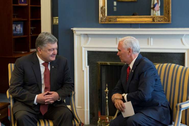 Ukrajinski predsednik Porošenko pri Pencu in Trumpu