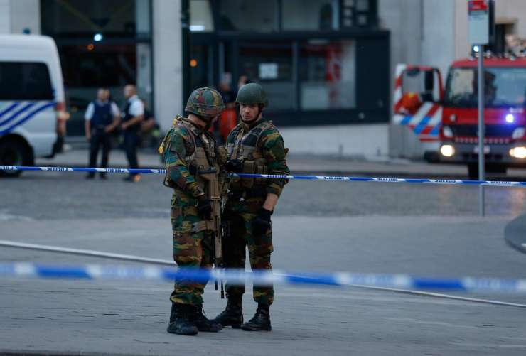 Napadalca na bruseljski železniški postaji vojaki ubili