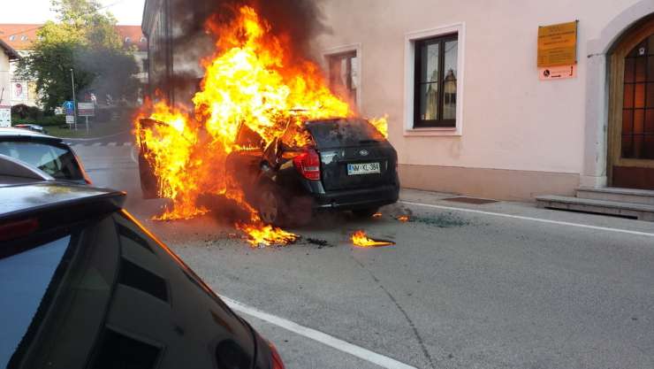 FOTO: V centru Novega mesta zgorel avtomobil; voznik hudo poškodovan