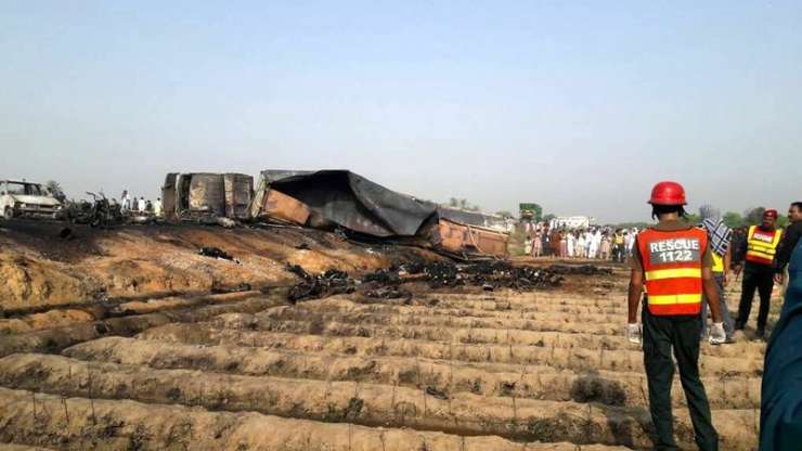 V požaru cisterne z nafto v Pakistanu več kot 100 mrtvih