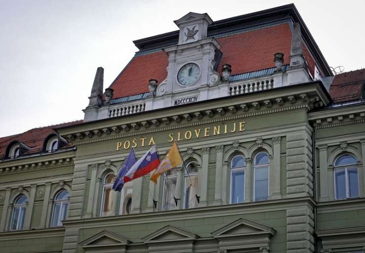 Kriminalisti na sedežu Pošte Slovenije; trije pridržani