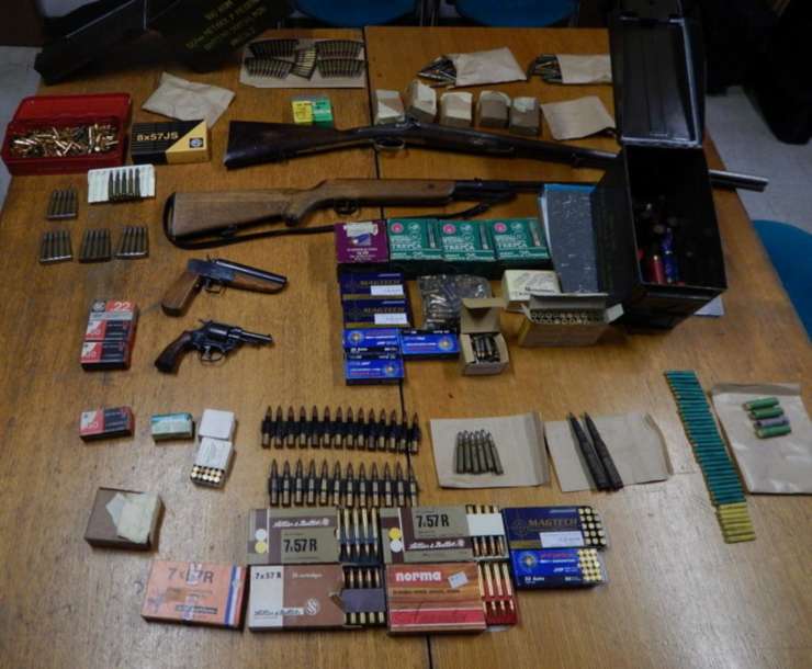 41-letnik iz Logatca imel doma pravo skladišče orožja