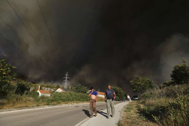 Požar, ki divja po Dalmaciji, je dosegel Split; nad mestom oblak črnega dima