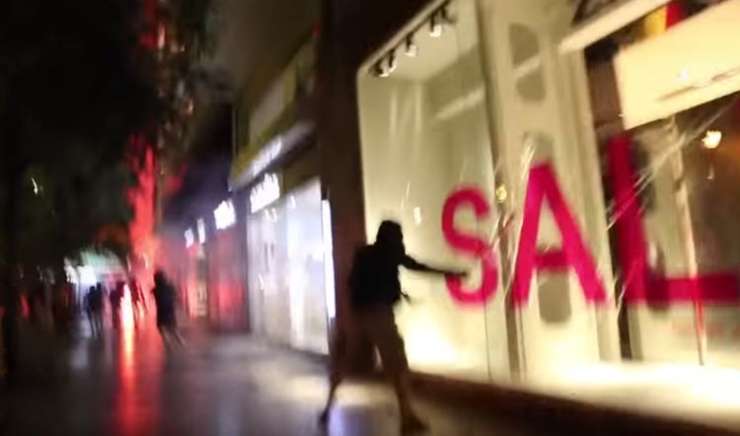 VIDEO: Zakrinkani levičarji razdejali nakupovalno ulico v Atenah