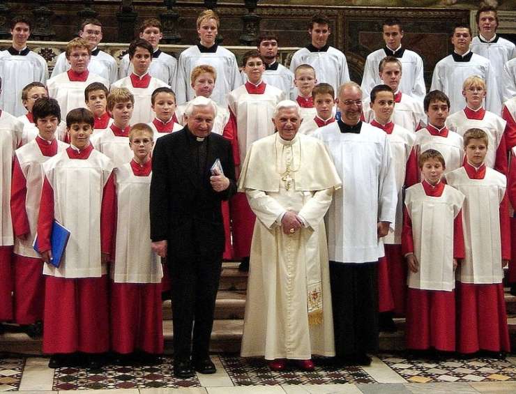 Brata papeža Benedikta obtožujejo, da je bil "fanatik", ki so se ga otroci bali