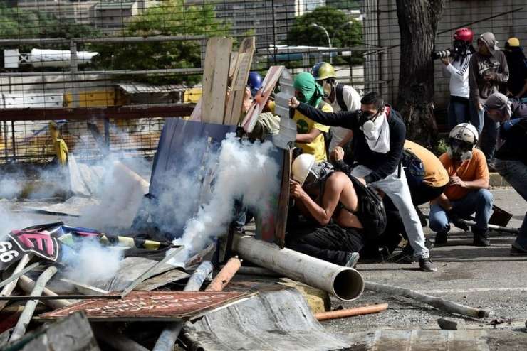 Opozicija "bolestnega oblastnika" Maduro obtožuje za smrti protestnikov