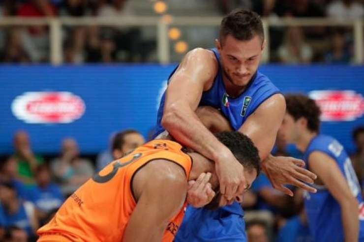 Italijanski zvezdnik Galinari se je stepel z nasprotnikom, si zlomil dlan in ostal brez Eurobasketa