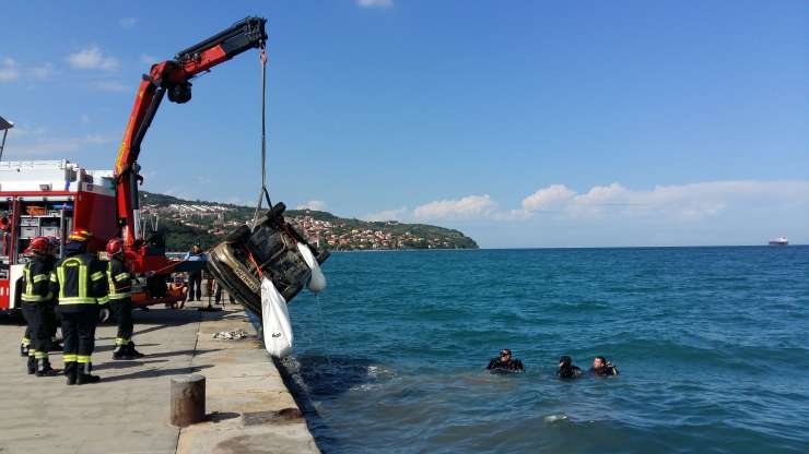 V Kopru so iz morja dvignili že aprila ukradeno in potopljeno vozilo