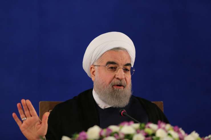 V mrtvaškem prtu in oborožen z bodalom je vdrl k iranskemu predsedniku Rohaniju