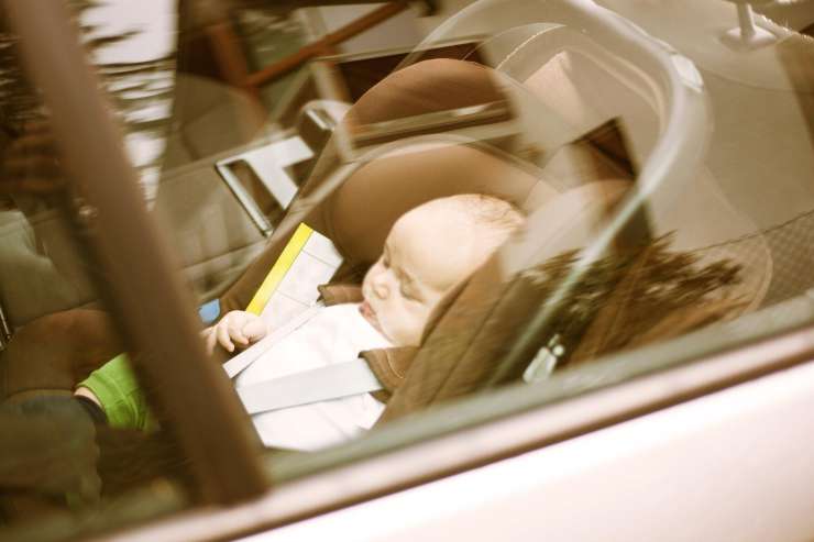 Srhljive posledice malomarnosti: dveletni otrok umrl v razgretem avtu