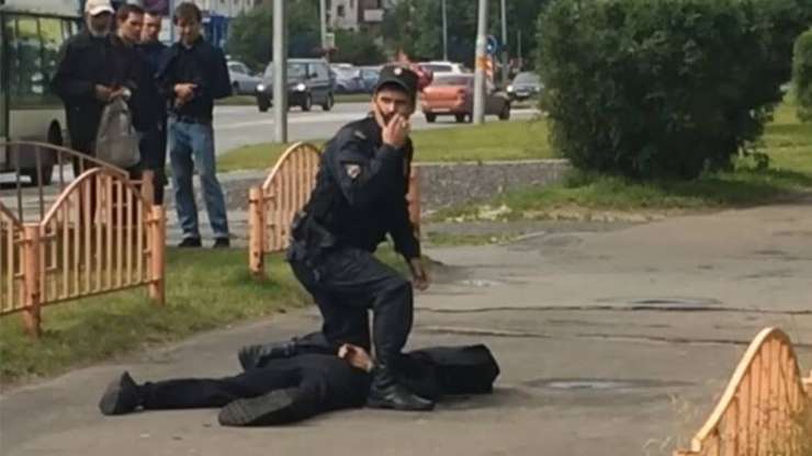 Moški v Rusiji z nožem ranil sedem ljudi, preden ga je ustrelila policija; IS se hvali z napadom