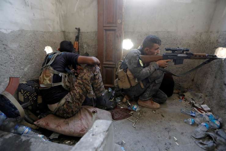 Sirski uporniki s pomočjo ZDA "čistijo" prestolnico džihadistov Rako