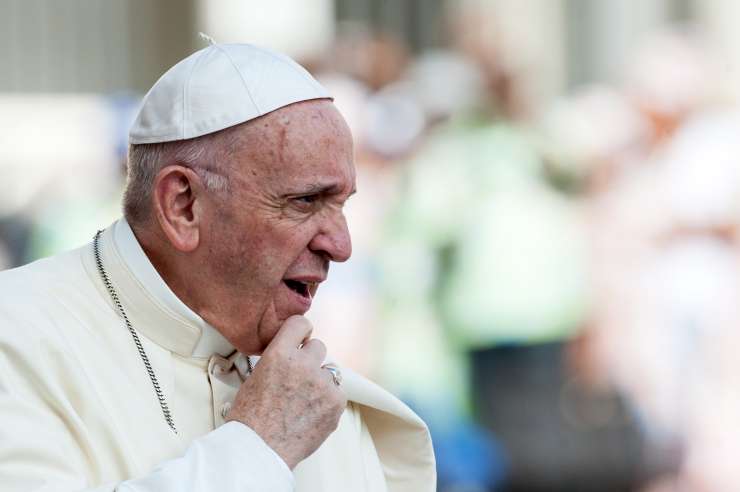 Papež še vedno proti evtanaziji, dopušča pa možnost opustitve zdravljenja umirajočih