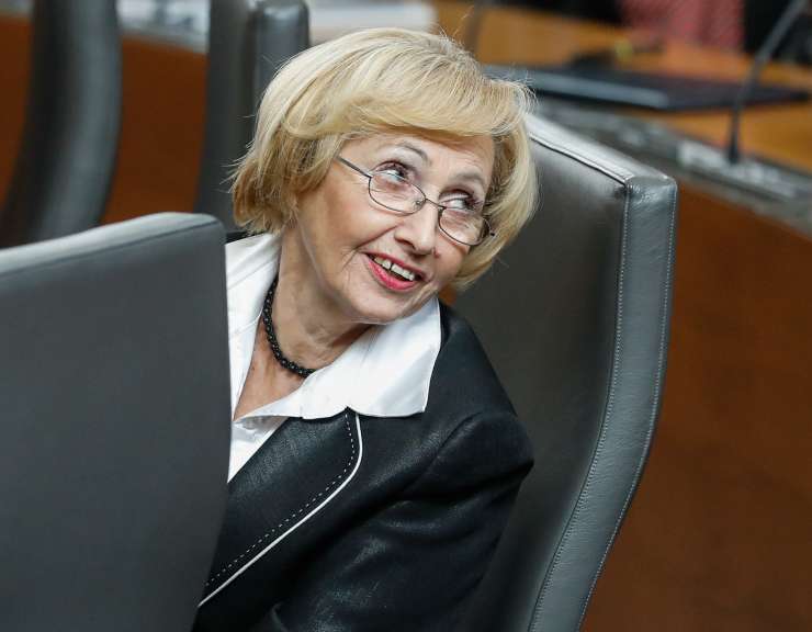 Kolar Celarčeva preživela še eno interpelacijo in ostaja ministrica