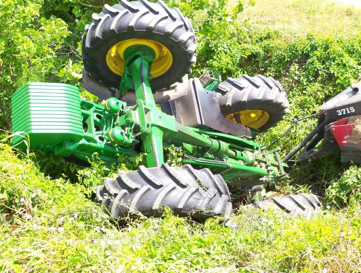 Tragedija pri Jesenicah: traktor se je prevrnil in zmečkal voznika