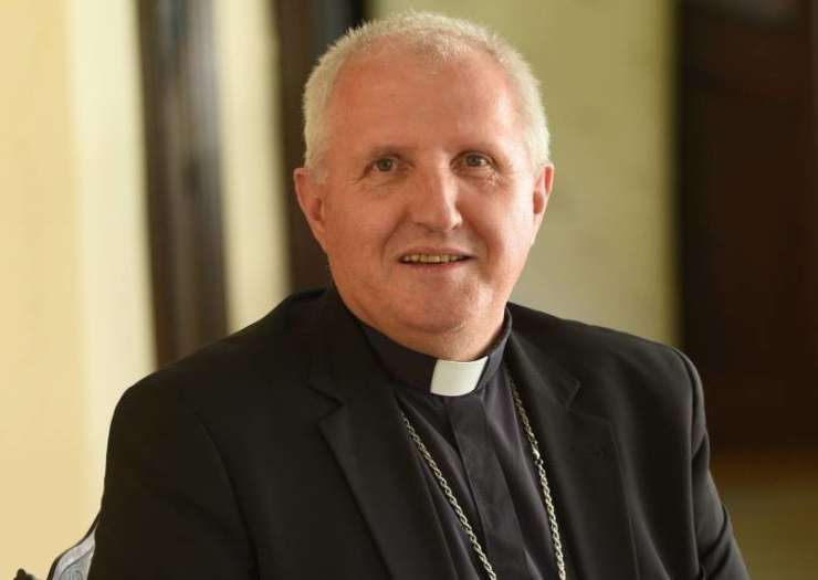 Nadškof Zore se je pridružil Facebooku, Twitterju in Instagramu
