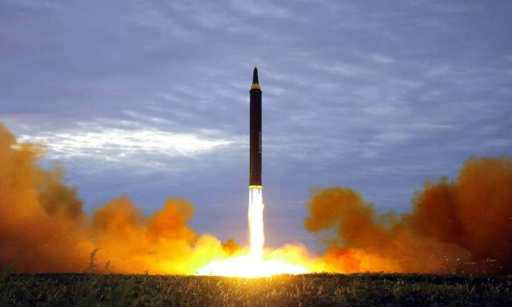 Severna Koreja na sankcije odgovorila z izstrelitvijo balistične rakete nad Japonsko