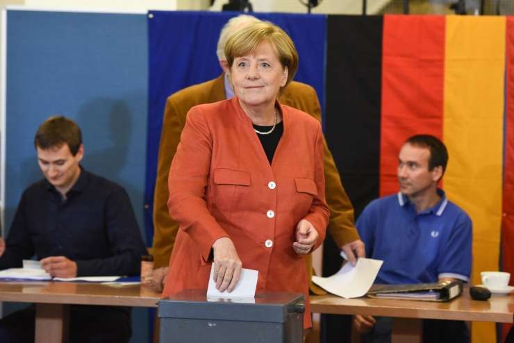 Večina Nemcev nima nič proti predčasnim volitvam; glede Merklove so razklani
