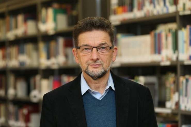 Šarec s tem svojim stališčem vztraja na nečem, kar je doživelo poraz
