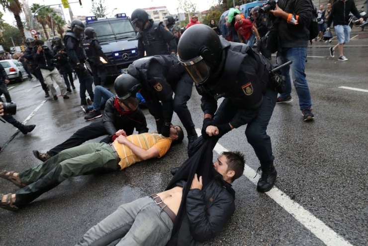 Prvi španski funkcionar se je opravičil za nasilje na referendumu v Kataloniji