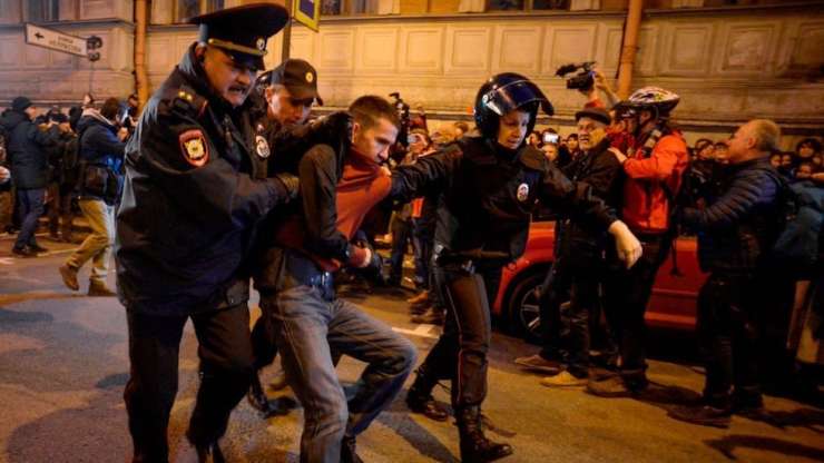 Na Putinov rojstni dan ruska policija prijela več kot 270 protestnikov