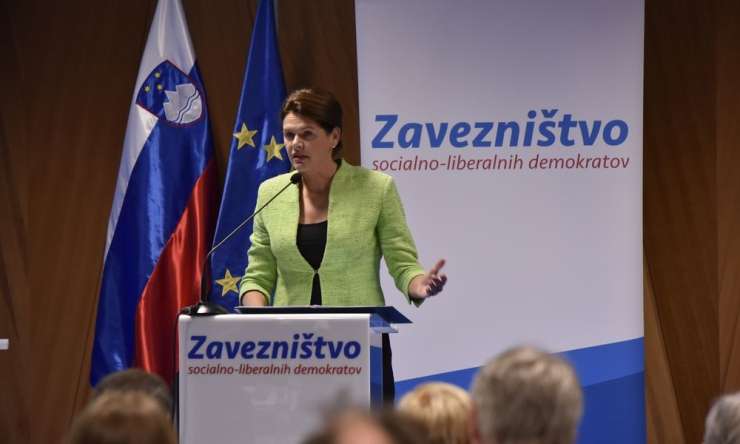 Alenka Bratušek lahko le upa, da volivci njenega imena ne povezujejo več z debaklom v Bruslju