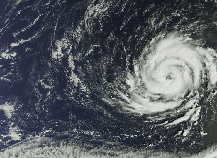 Orkan Ophelia pridrvel nad Irsko in že terjal več življenj