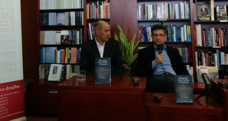 Pogled na Slovenijo izza rešetk: Janez Janša na predstavitvi nove knjige dr. Ivana Štuheca