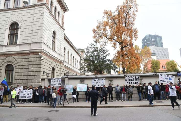 FOTO: Protest Romov v centru Ljubljane: Naši otroci niso vaši poskusni zajčki