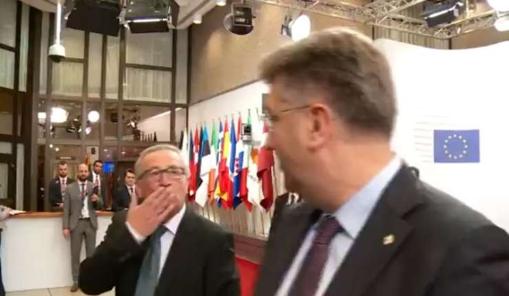 VIDEO: Kaj si je spet privoščil Juncker: je hrvaškega premierja Plenkovića zagrabil za rit?
