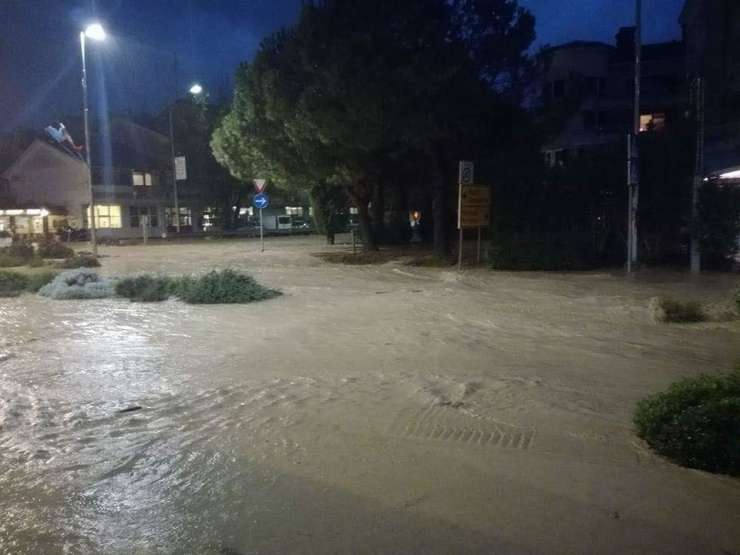 Neurje poplavilo Izolo, del mesta pod vodo, po ulicah plavajo predmeti, v kampusu Livade še požar!