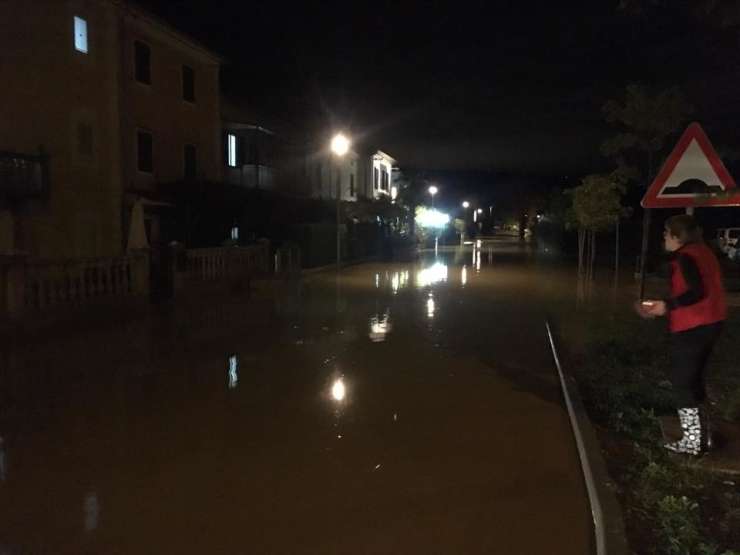 VIDEO: Narasle vode razdejale Izolo: ulice pod vodo, poplavljene stavbe plazovi in celo požar