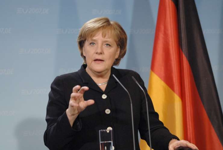 Angela Merkel odločno zavrača možnost predčasnih volitev; na SPD pritiskajo, naj gre v koalicijo