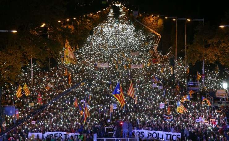 Stotisoči Kataloncev šli na ulice in zahtevali izpustitev priprtih voditeljev