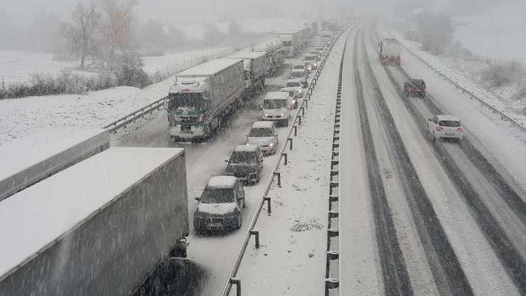Snežni kaos: primorska avtocesta kar pet ur zaprta