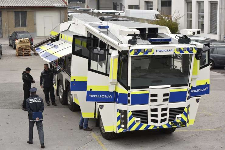 Policija plačala 1,16 milijona evrov za nov vodni top; nazadnje ga je potrebovala med "vstajo" 2012