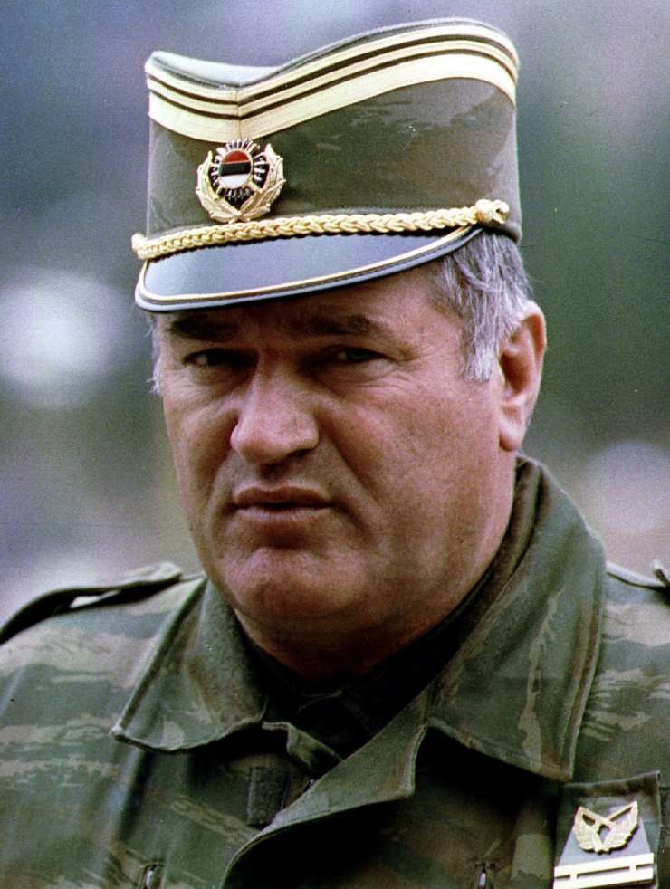 Ruski in srbski navijači slavili vojnega zločinca Ratka Mladića