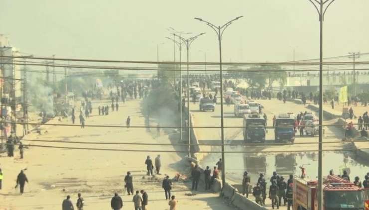 V Islamabadu 8000 policistov nad islamske skrajneže, ki so blokirali cesto